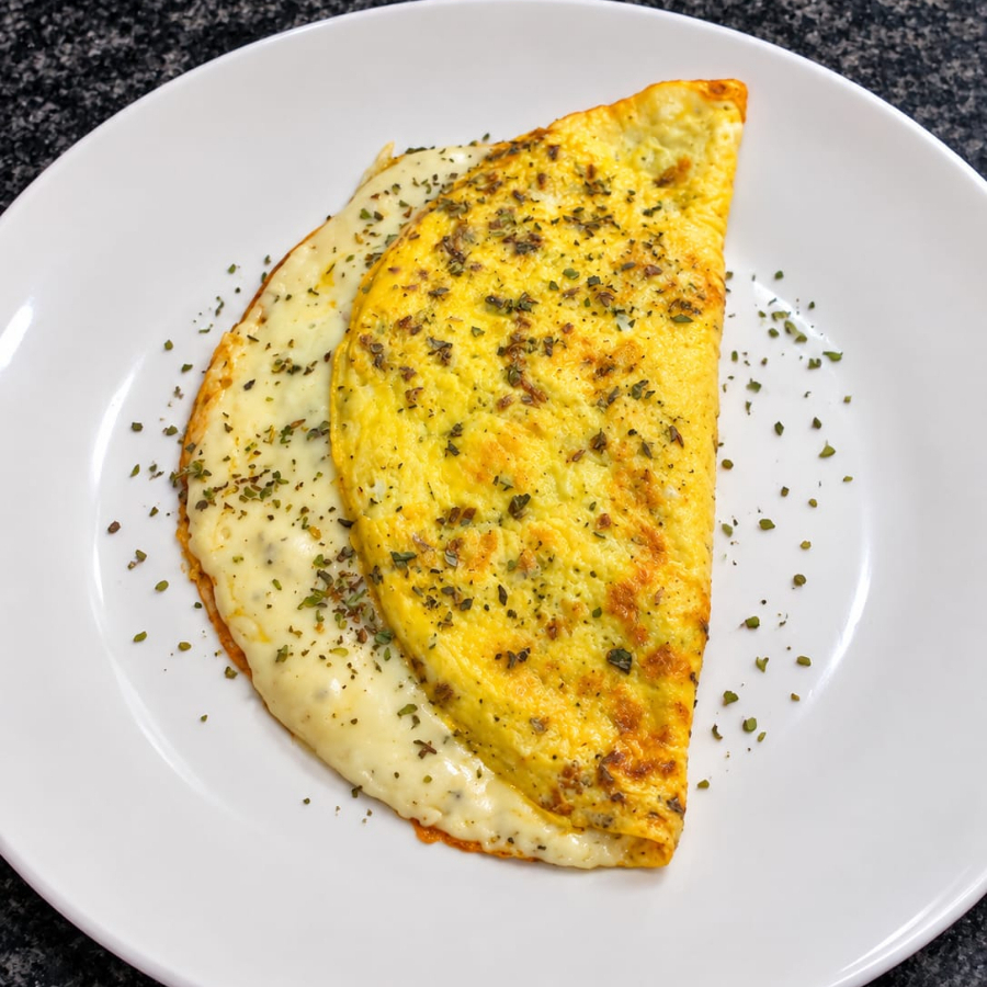 omelete com queijo derretido e tomate fresco