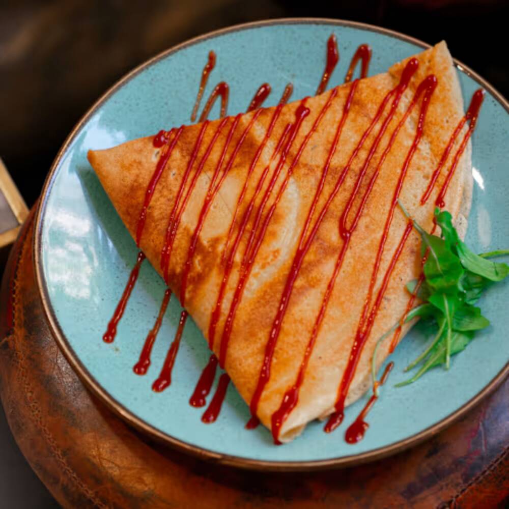 Crepa de pollo adobado en salsa roja de la casa