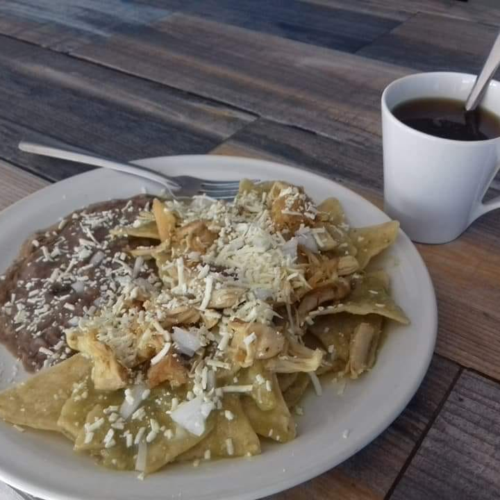 Chilaquiles con Pollo + Cafe
