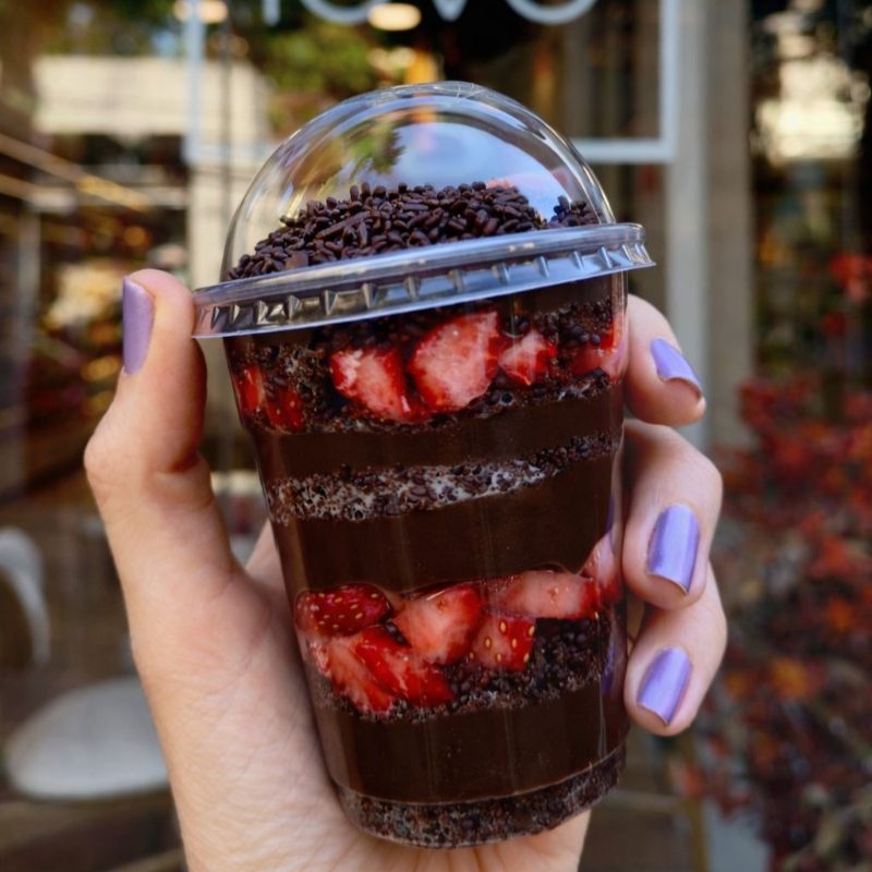 Nosso deliciosos bolo de chocolate fofinho, com camadas intercaladas do nosso brigadeiro de colher e morangos frescos. Tudo sem trigo, açúcar e lactose e bem molhadinho.