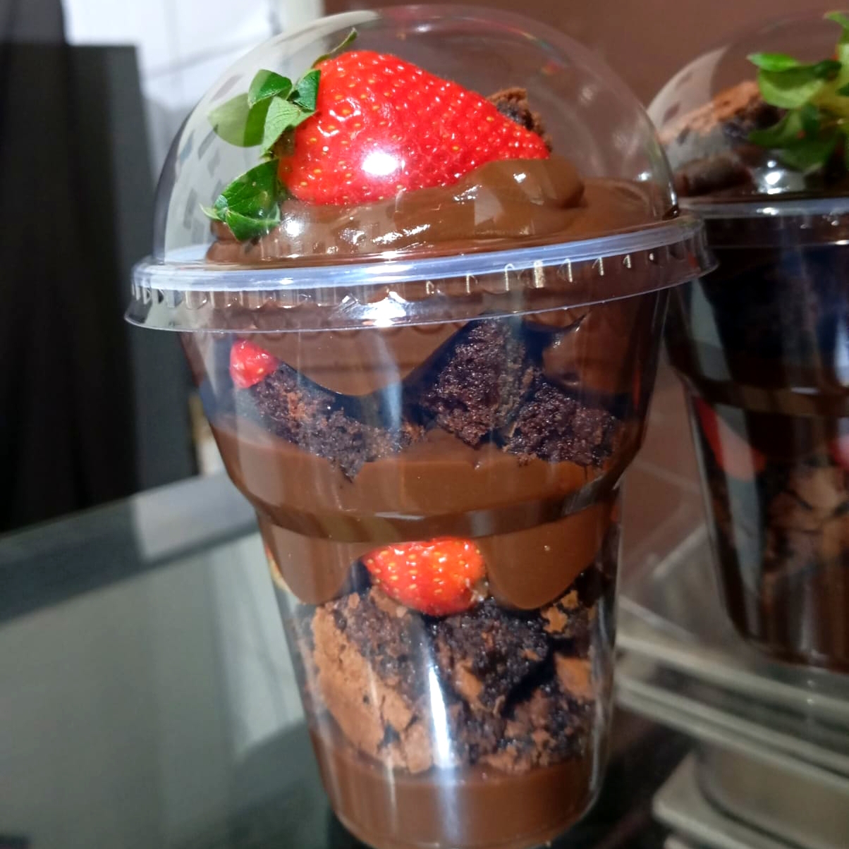 Delicioso copo brawnie de brigadeiro com morango