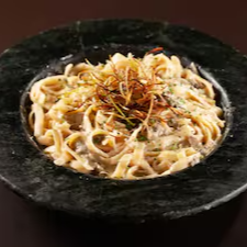 (Penne ou Fettuccine) cogumelos paris, shitaki e shimeji e alho poró.