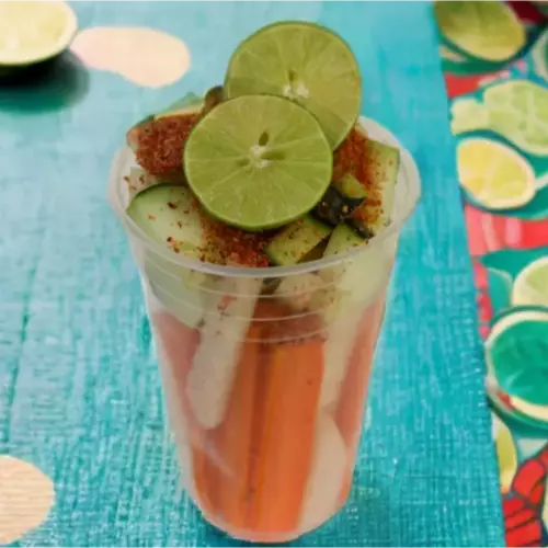 Verduras con chilito y limón en vaso