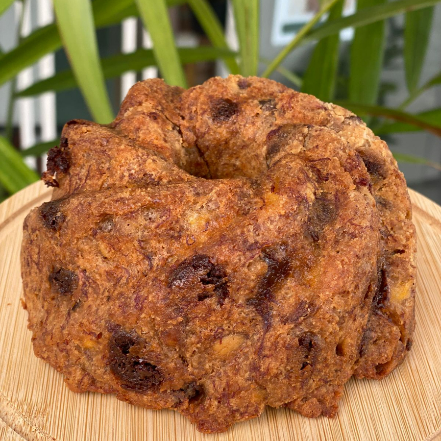 Mini bolo de massa densa de banana recheado com doce de leite, nozes, amêndoas, gotas de chocolate ao leite. Perfeito para um café da tarde. Serve até 8 fatias em média.