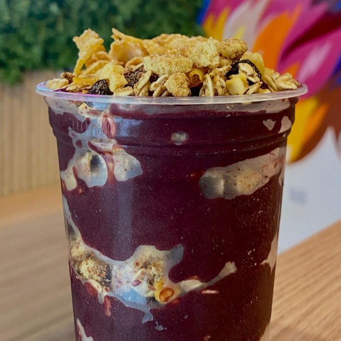 Açaí super cremoso no copo, feito em camadas com acompanhamentos escolhidos por você. (Não enviamos acompanhamentos separados)