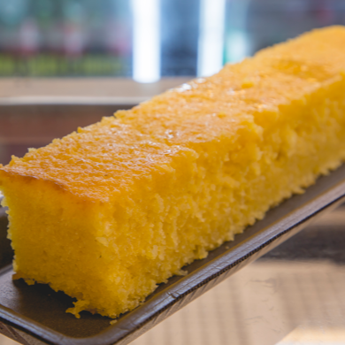 Bolo de fubá cremoso, com textura macia por dentro e aquele sabor que lembra a casa da vovó. Perfeito para acompanhar um café!