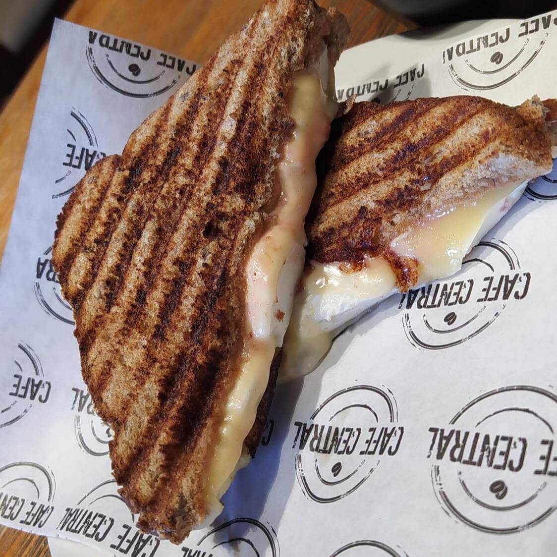 Sandwich de 2 Quesos con jamon
