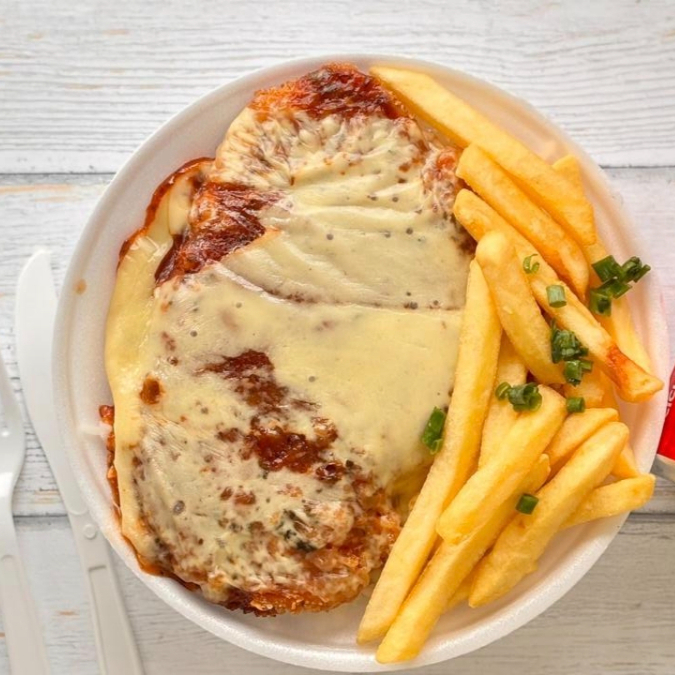 Filé de frango à parmegiana e acompanha arroz, feijão e farofa. Marmita indicada para 1 pessoa