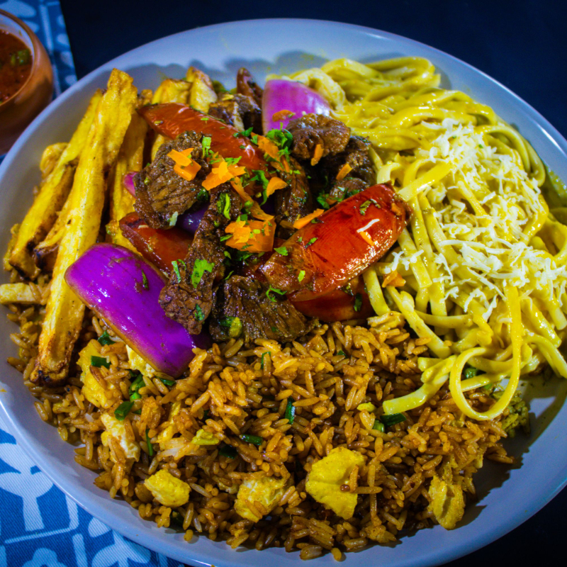 Lomo Saltado + Arroz Chaufa y Tallarín Huancaína