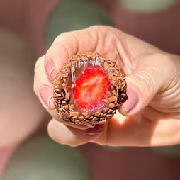 Caixa com 1 unidade de coxinha de Brigadeiro Belga. Obs. 1: não alteramos nenhum produto ou retiramos/adicionamos ingrediente. Obs. 2: produto de consumo imediato. Obs. 3: alguns produtos podem vir com vencimento do mesmo Dia.