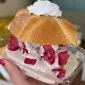 Pan de Muerto Relleno de Fresas con Crema ☠️🍓