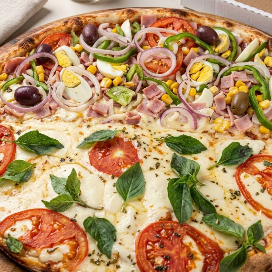 Pizza - 1/2 Marguerita + 1/2 Portuguesa
