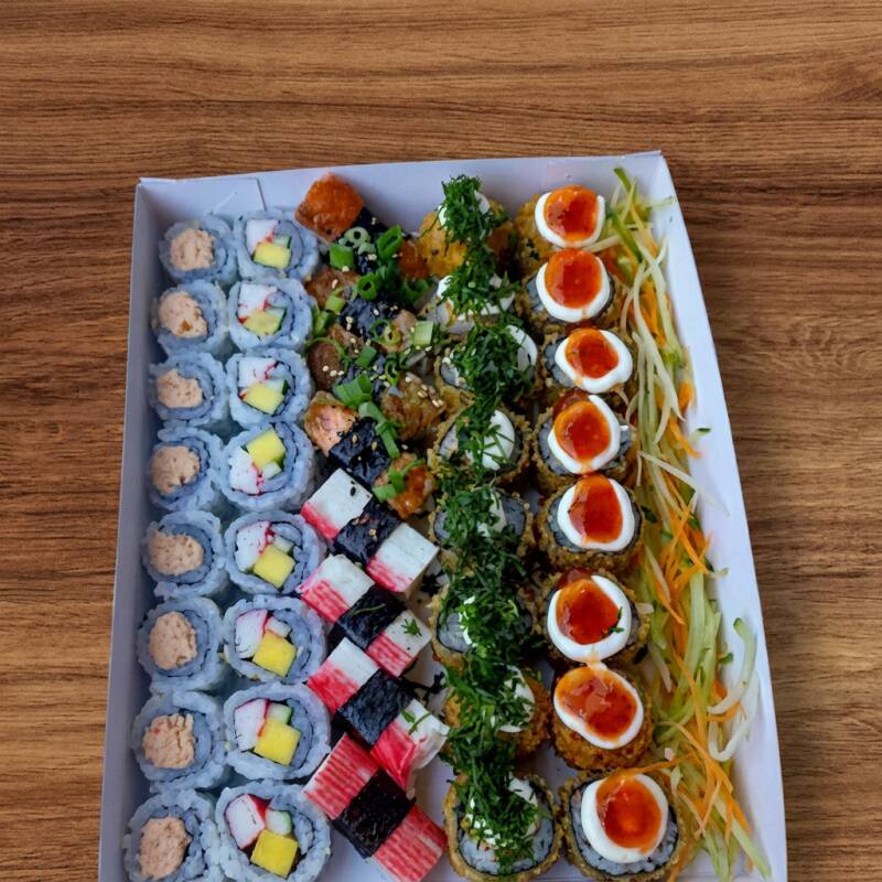 8 Hot filadélfia com cream cheese cremoso e geleia de pimenta 8 Hot filadélfia com cream cheese cremoso e crispi de couve 8 Uramaki Califórnia. Manga,pepino e kanin com arroz por fora e gergelim torrado. 4 Niguiri Sushi skin. Pele de salmão grelhada com arroz por fora e gergelim torrado 8 Uramaki salmão grelhado com arroz por fora e gergelim torrado. 4 Niguiri Sushi kanin
