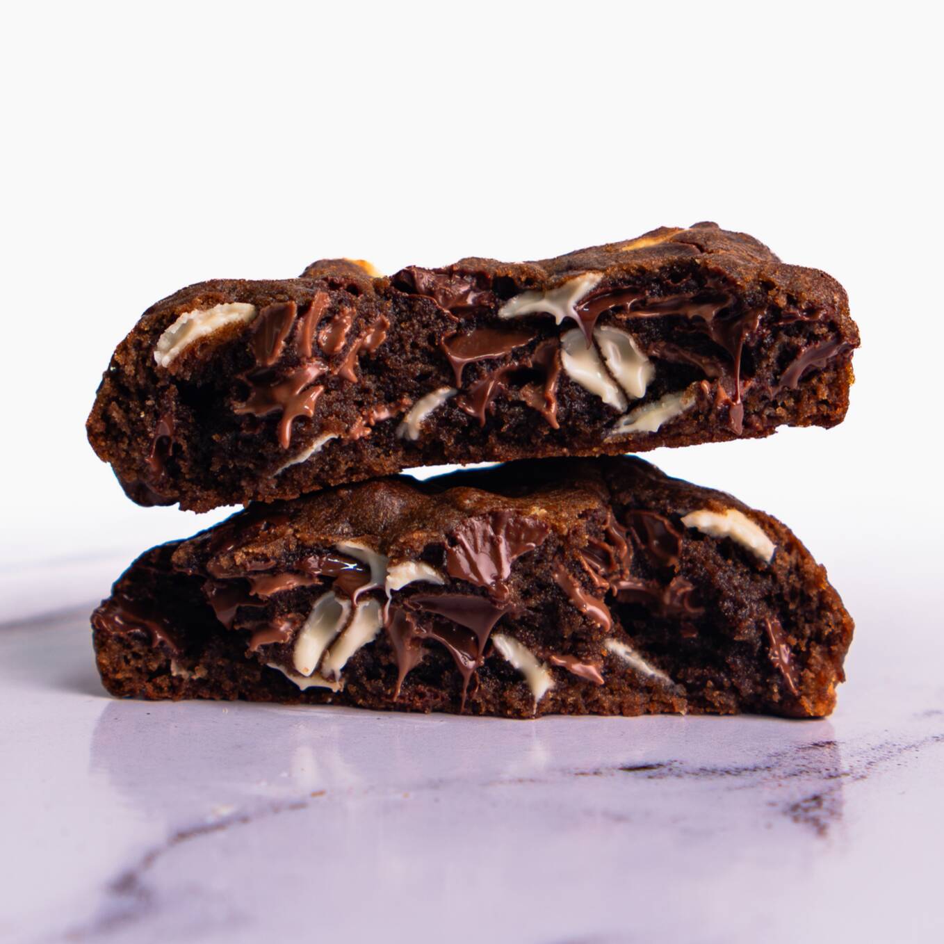 Nosso cookie de capuccino é feito com massa aromática de café solúvel, cacau e um toque de canela, trazendo um sabor marcante e equilibrado. Repleto de gotas de chocolate nobre meio amargo, ao leite e branco, cada mordida é uma explosão de sabor: crocante por fora e macio por dentro, com aquele gostinho irresistível de café.