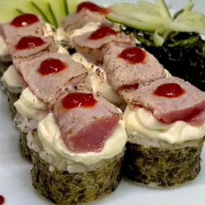Arroz e nori com atum e um toque da nossa deliciosa pimenta oriental.