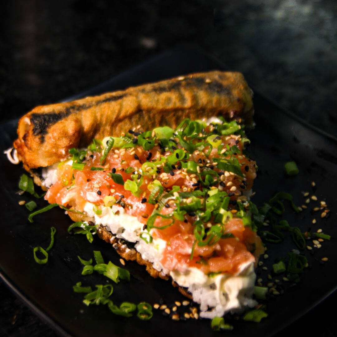 base da pizza frita, arroz, cream cheese, salmão, cebolinha e gergelim.