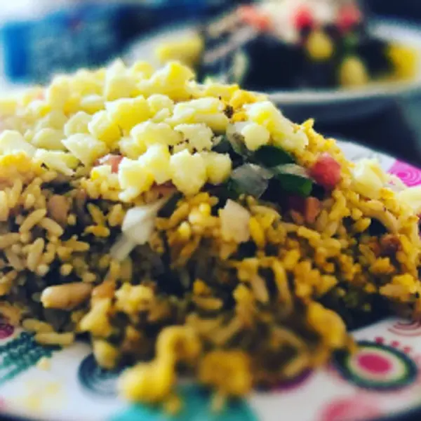 Arroz, feijão de corda, vinagrete e queijo 'tudo misturado" acompanha carne de sol e mandioca.