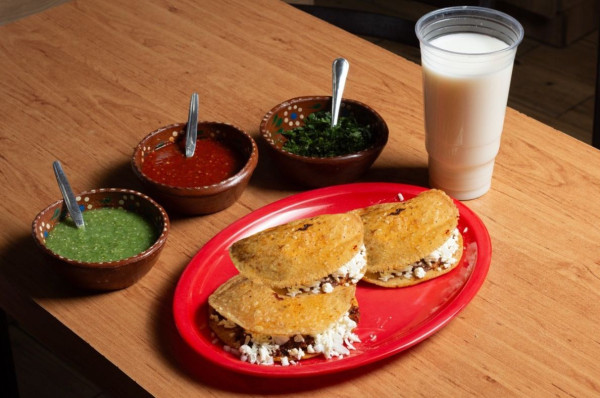 3 Gorditas de Guisos