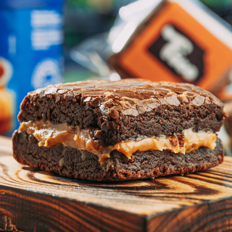 Autentico brownie caseiro americano, recheado com Doce de leite