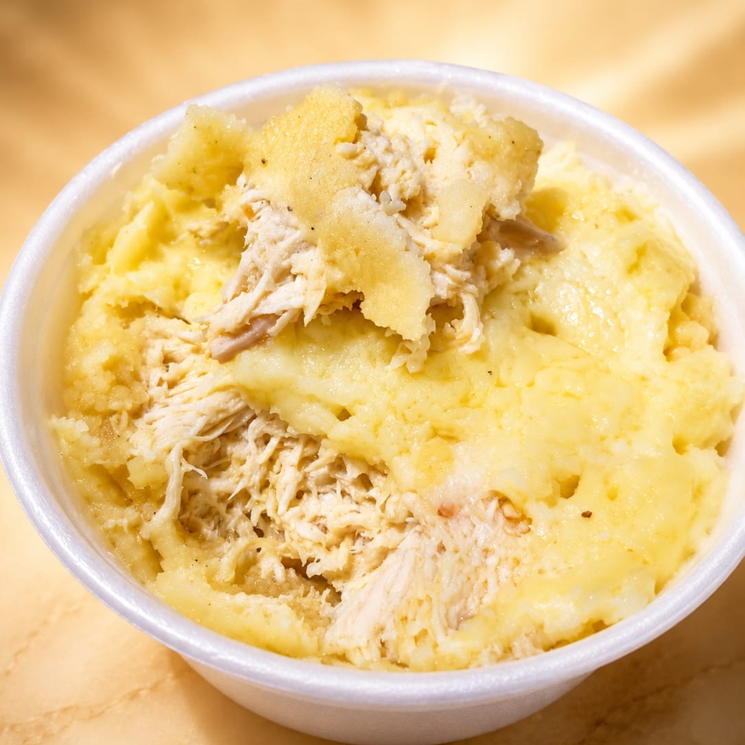 Frango desfiado temperado com catupiry e coberto com muito queijo gratinado.