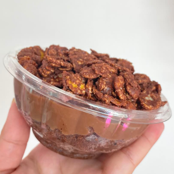 bolo + brigadeiro de chocolate + cereal com nutella