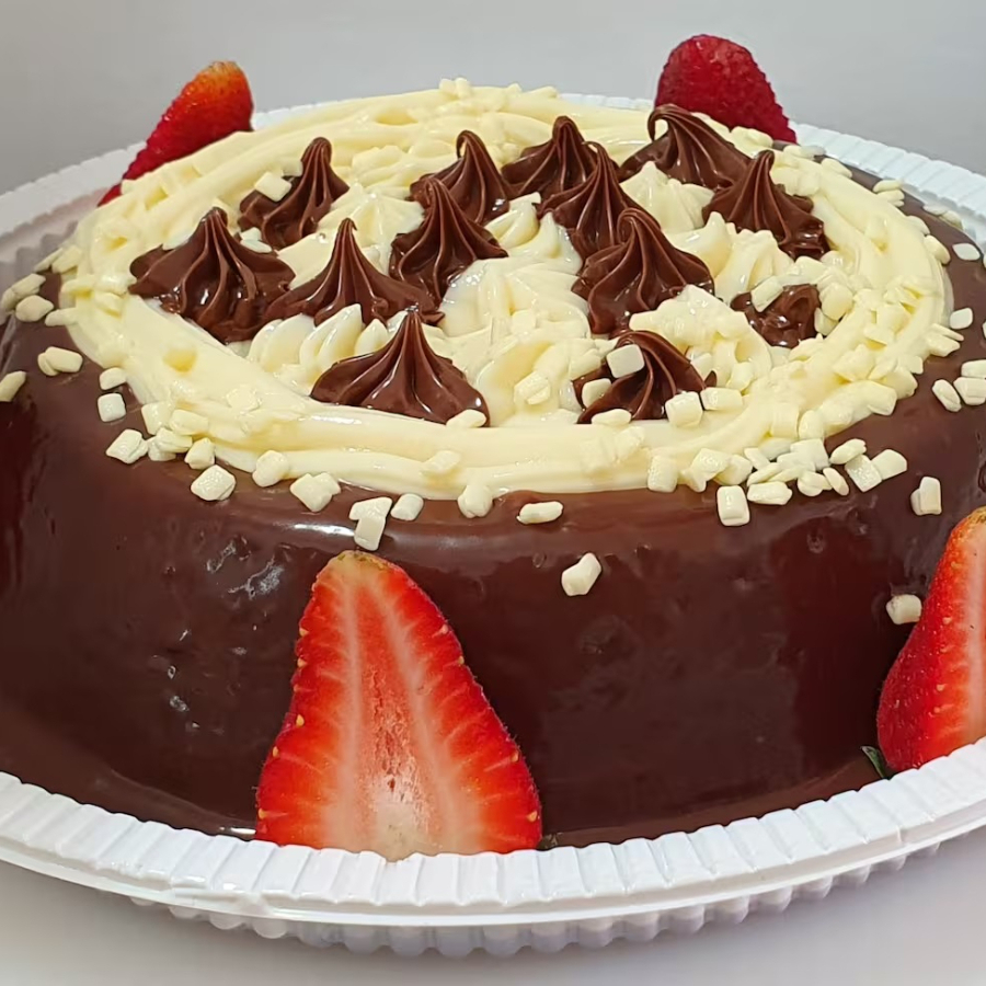 Brigadeiro de leite Ninho. Brownie. Ganache de chocolate meio amargo. Decorado com Nutella e morango fresco.