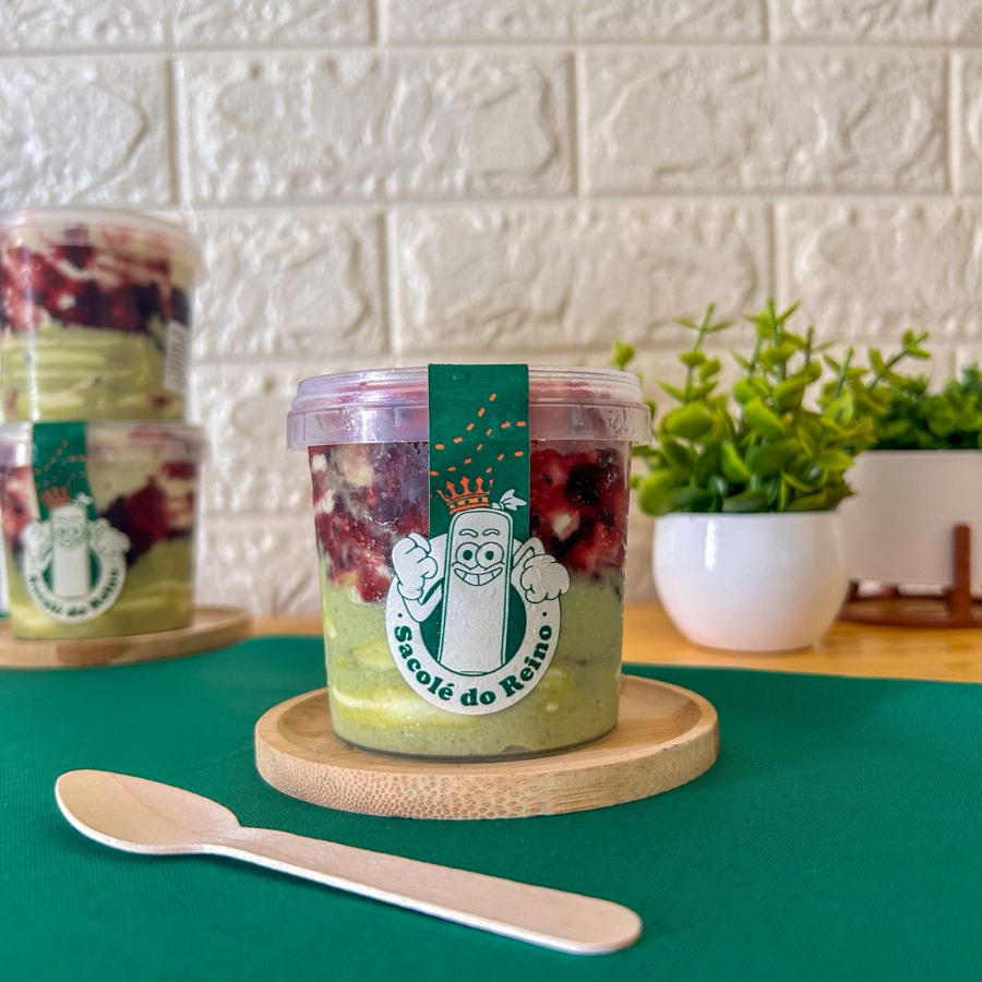Base cremosa de pistache, com recheio artesanal de pistache e geleia de frutas vermelhas no copo. Um sabor elegante, equilibrando cremosidade e acidez.