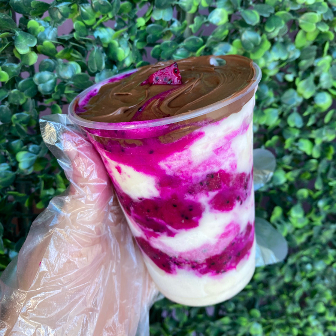 nosso delicioso creme (sorvete) de cupuaçu, acompanhado da suculenta pitaya vermelha e nutella.