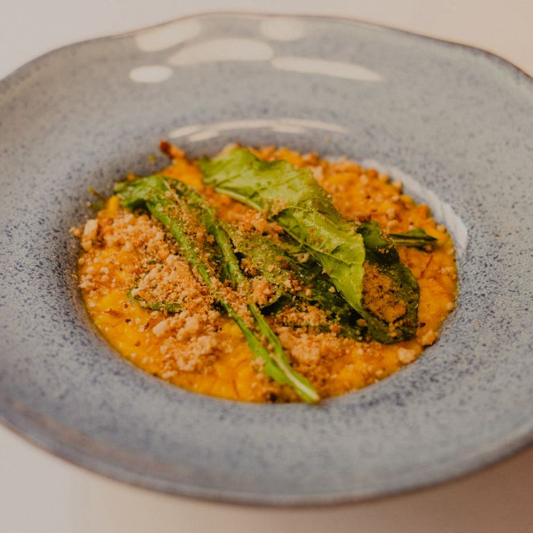 Acompanha farofa de pão e rúcula ao molho balsâmico