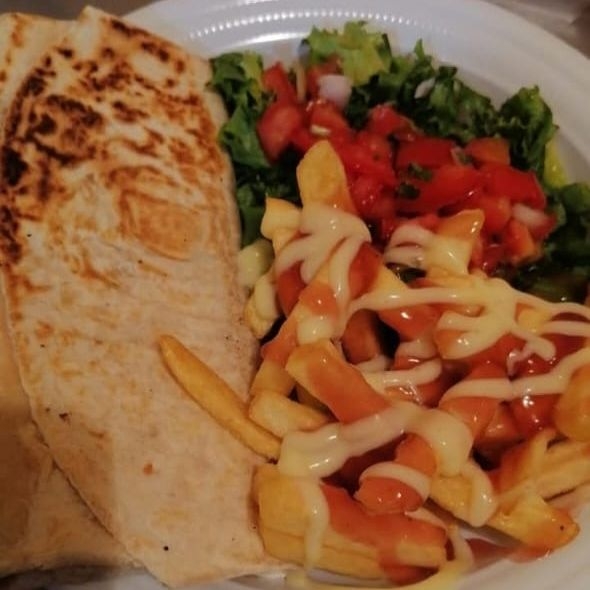 Burrito + Papas Fritas + Ensaladas + fresco