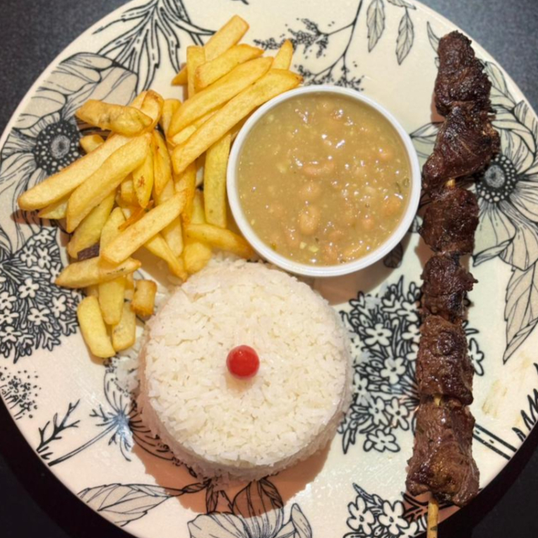 Arroz Feijão batata Frita e um espeto tradicional da sua escolha