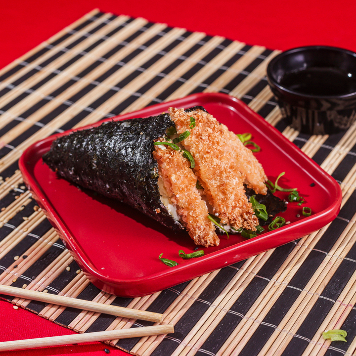 Nori, arroz japonês, creme chesse e salmão crock