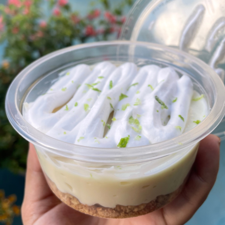 Base de biscoito super crocante, uma mousse de limão leve e azedinha, finalizada com chantilly cremoso que traz suavidade e deixa a sobremesa ainda mais irresistível.