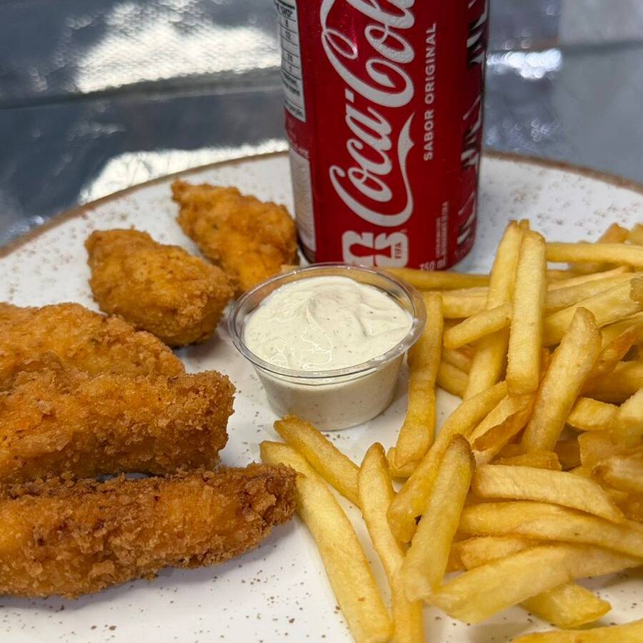 Nosso delicioso combo fritas, acompanha 5 tiras de filé de peito empanado com uma porção de batata frita e uma coca cola 350ml bem gelada.