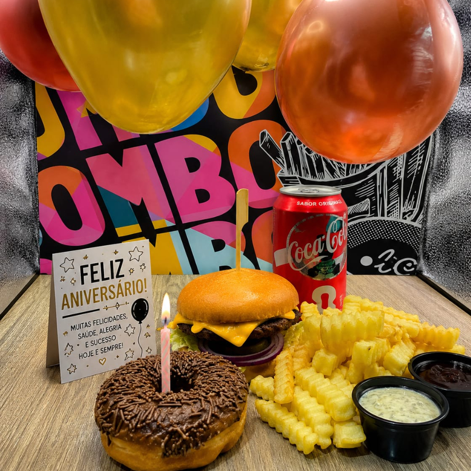 Contém 4 bexigas mini 1 cartão aniversário 1 hambúrguer (Black Burguer ou Black salada) 1 coca cola lata 350ml Batata frita crinkle 1 donuts RING+velinha palito 2 molhos