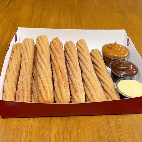 15 unidades de churros espanhóis: crocantes por fora, macios por dentro e finalizados com açúcar e canela. Acompanha 3 copos de 30ml de recheio à sua escolha e 1 copo de confeitos para personalizar como preferir. Aproximadamente 16cm cada unidade.