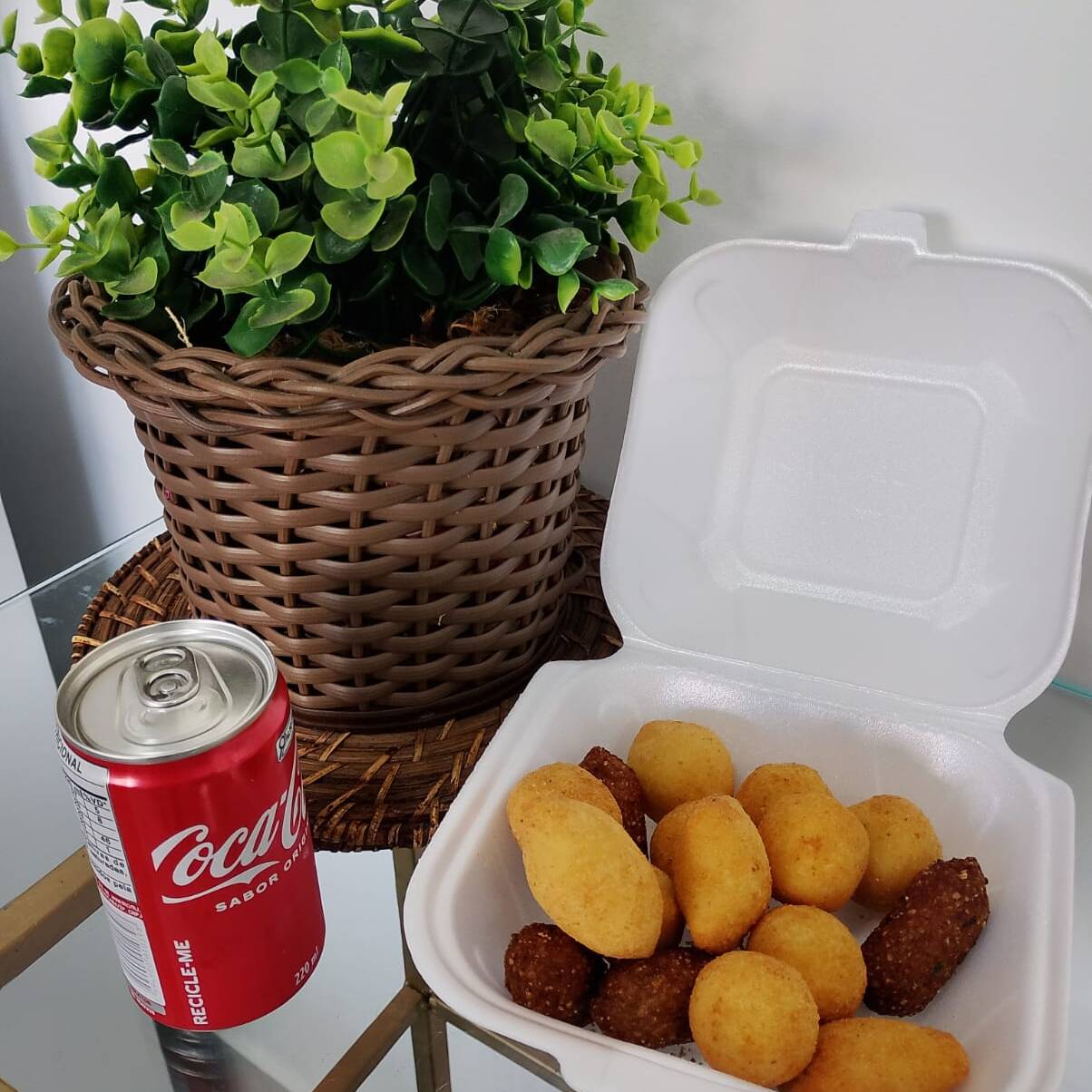 Quantas unidades? 20 unidades. Escolha seus sabores favoritos e monte seu combo do jeito que quiser! Mini salgados fritos, crocantes por fora e recheados por dentro. Sabores disponíveis: • Coxinha • Queijo • Rissole • Quibe • Carne (Consulte estoque) - Se algum sabor estiver em falta, substituímos por outro igualmente delicioso Perfeito para qualquer ocasião!