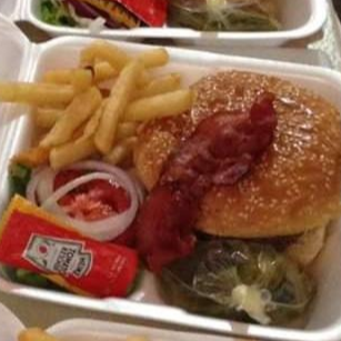 HAMBURGESA DE CAMARONES CON PAPAS A LA FRANCESA
