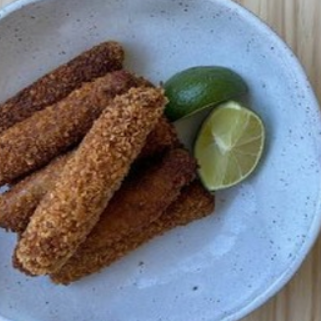 Croquetes de carne crocantes por fora e macios por dentro, acompanhados de uma fatia de limão.
Alérgicos: contém glúten, leite e derivados.
Imagem ilustrativa.
