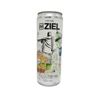 Elaborada com lúpulos cultivados localmente nas altitudes privilegiadas de Poços de Caldas, esta Pale Ale entrega frescor, equilíbrio e caráter único. Os aromas cítricos e florais dos lúpulos da serra se destacam em perfeita harmonia com a base maltada, resultando em uma cerveja leve, refrescante e cheia de identidade. É um convite a celebrar a cultura local: o rótulo traz uma belíssima aquarela pintada à mão por uma artista da cidade, retratando os principais pontos turísticos de Poços de Caldas com sensibilidade e beleza. Uma homenagem líquida à nossa terra, feita com orgulho e paixão. Vol.Alc.: 5,3% Ibu:30