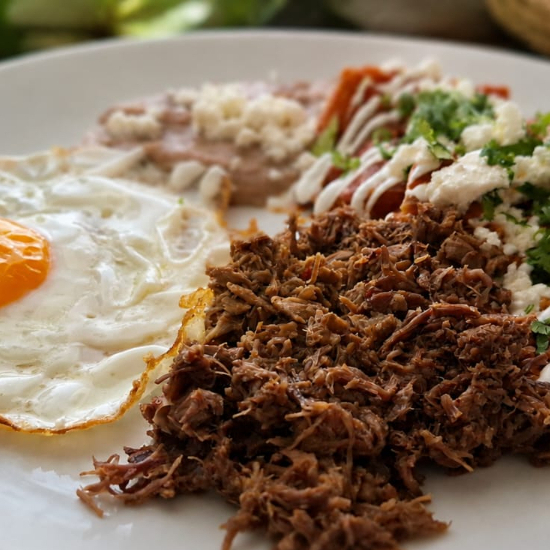 Chilaquiles con Barbacoa de Res