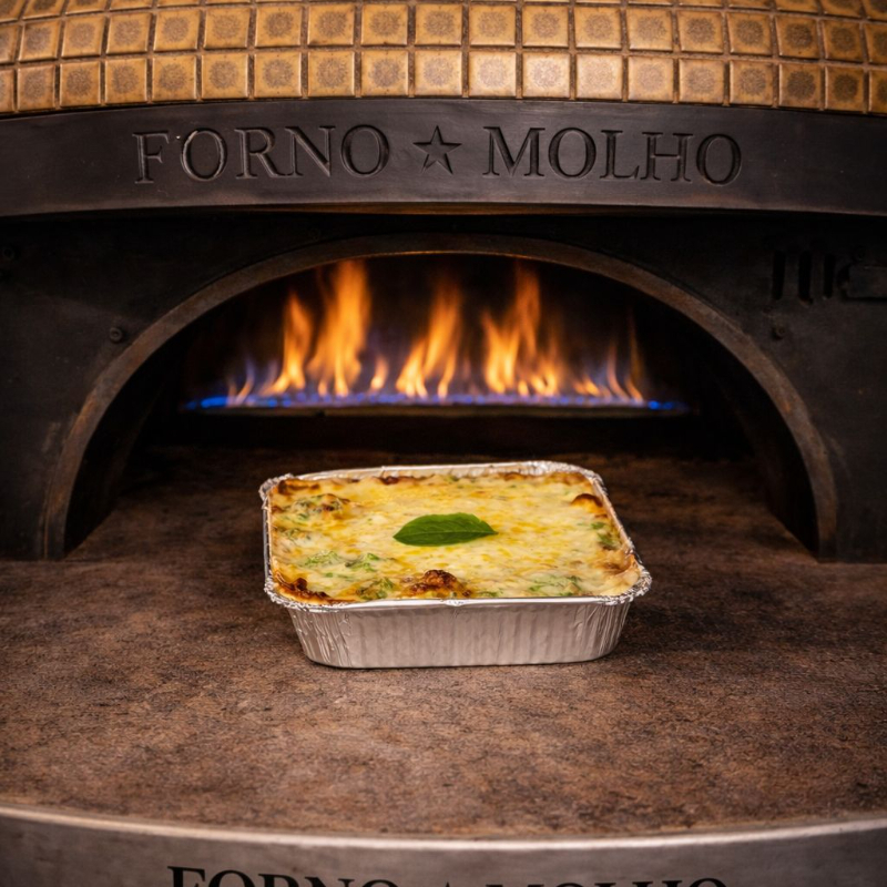 Lasanha feita de massa fresca com mozzarela, parmesão, gorgonzola, provolone e molho bechamel. Acompanha arroz branco