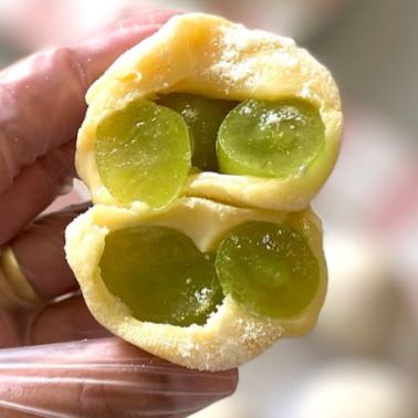 Brigadeirão: Uvas verdes sem semente, envolta no brigadeiro de Ninho.