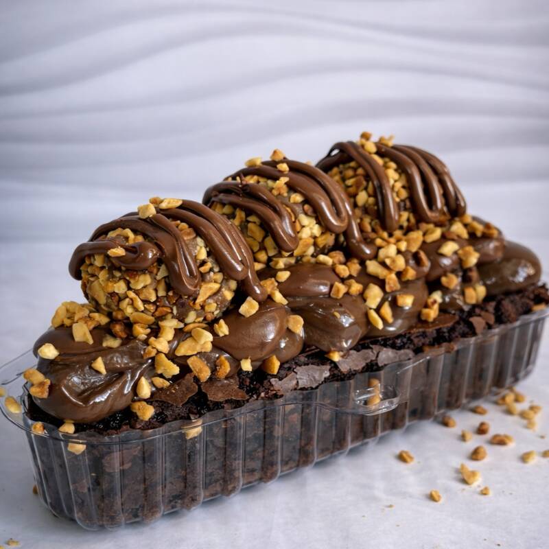 Fatia Brownie com cobertura de Brigadeiro Belga, Amendoim triturado e Nutella (creme de Avelã) Docinhos de Amendoim. (NÃO VAI BOMBOM FERRERO)