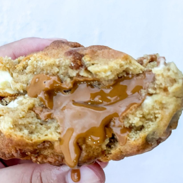 Massa amanteigada de especiarias e chocolate branco, pedacinhos de biscoito e recheio cremoso belga Biscoff Lótus.