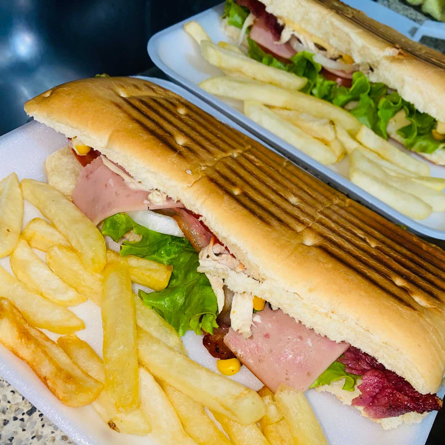 Sándwich de Pollo, Papas y Gaseosa