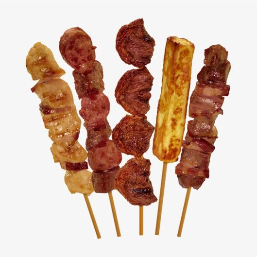 Espetinhos feitos na brasa com mandioca cozida. Sabor marcante e ponto perfeito.