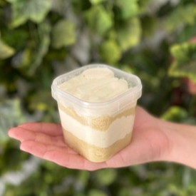 Bolo composto por massa de baunilha Recheio de mousse de leite ninho