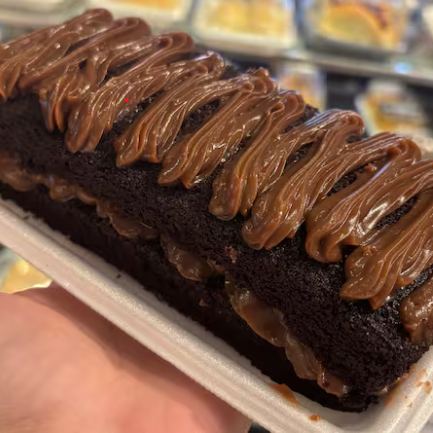 Nosso bolo de massa artesanal com recheio e cobertura de brigadeiro da casa.