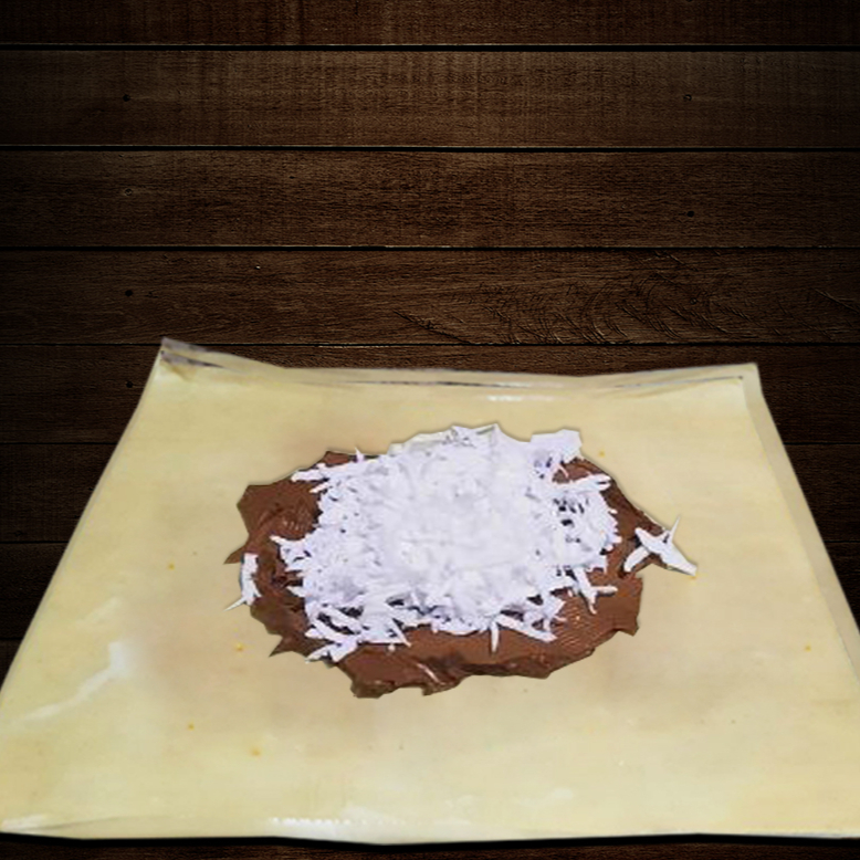 Uma combinação perfeita e irresistível de chocolate rico e cremoso, fundido com avelãs finamente selecionadas, proporcionando um recheio aveludado e encantador. Adicionamos ainda uma generosa camada de coco ralado fresco e suculento, que concede um toque tropical ao pastel e realça ainda mais o sabor.